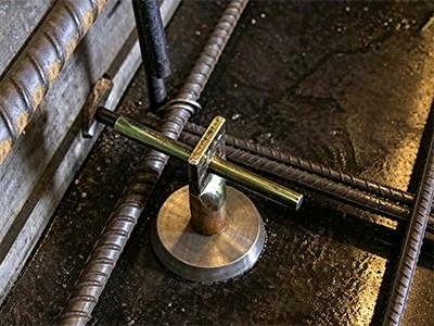 Za kaj se uporablja vložni magnet v montažnih kalupih?